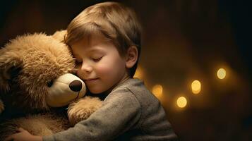 en söt liten pojke kramar en stor mjuk teddy Björn. foto