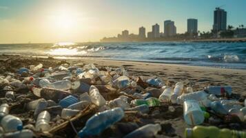 sopor på de kant av ett tömma och smutsig plast flaska stor stad strand miljö- förorening ekologisk problem foto