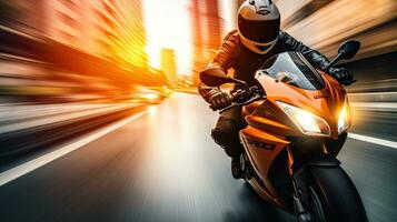 motorcyklist med hjälm på hög fart, suddig lampor, stad väg foto