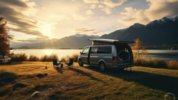 familj camping bil gå på Semester i en husbil, parkerad Nästa till de flod, med de bergen Bakom de solnedgång. foto