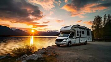 familj semester resa rv, Semester resa i husbil, husvagn bil semester. skön natur Norge naturlig landskap. foto