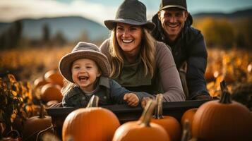 hayride genom en pumpa lappa med familj foto