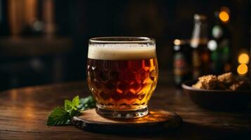 Foto av glas öl och snacks med flaska i bakgrund i bar