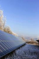 solkraftverk i den snöiga frysa vinternaturen foto