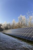 solkraftverk i den snöiga frysa vinternaturen foto