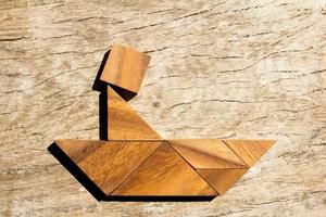 trä tangram pussel som man tänker på båtens form foto