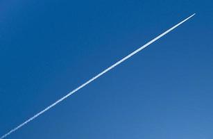 flygplan som flyger i den blå himlen foto