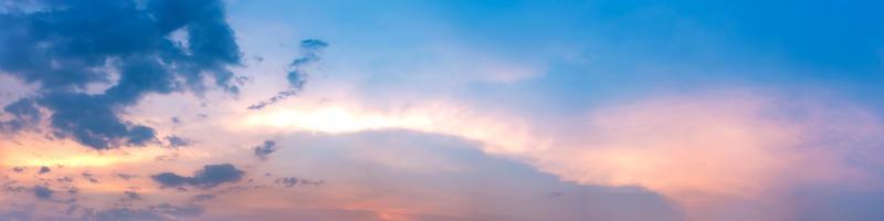 dramatisk panoramahimmel med moln vid soluppgång och solnedgångstid foto