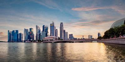 singapore finansdistrikt skyline vid marinabukten på skymningstiden foto