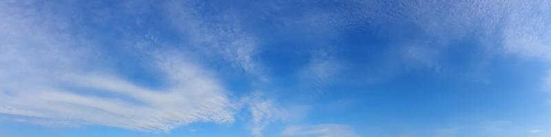 panoramahimmel med moln på en solig dag foto