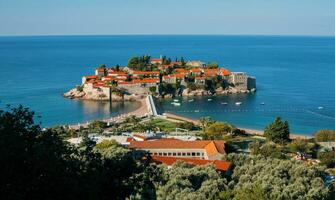 sveti stefan ö i budva. tillflykt i monte foto