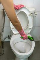 kvinna rengöring toalett foto