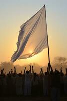 vit flagga fladdrande mitt i historiskt sett klädd deltagarna i värdig ceremonier foto