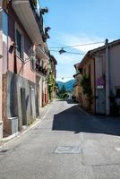 huvudgatan i byn Piediluco, Italien, 2020 foto
