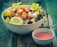 färsk sallad med tomater och gurkor foto