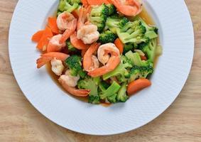 thailändsk hälsosam mat stekt broccoli och räkor