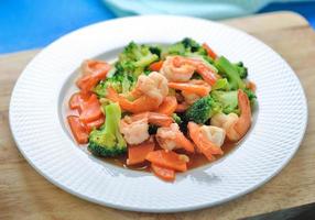 thailändsk hälsosam mat stekt broccoli och räkor