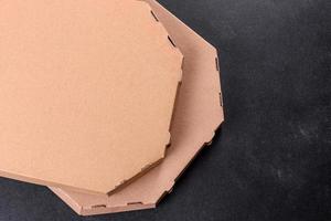 kartong brun låda med fyrkantig form för transport och leverans av pizza foto