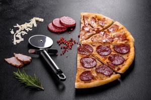 färsk utsökt pizza gjord i en härdugn med fyra sorters kött och korv foto