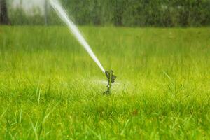 de sprinklers i de parkera är arbetssätt. foto