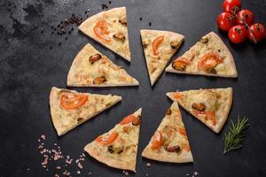 färsk utsökt pizza gjord i en härdugn med räkor och andra skaldjur foto