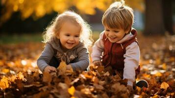 förtjusande barn spelar i pålar av höst löv foto