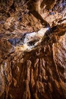 kalksten i underjordiska grottor som besöks av speleologer foto