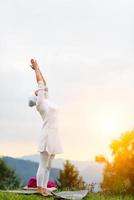 öva yoga i naturen foto