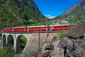 passage till Brusio helikida viadukt av Bernina röda tåget foto