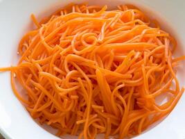 omedelbar nudel med morötter och grönsaker foto