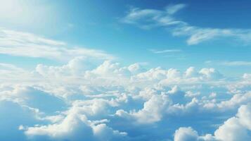 levande blå himmel Utsmyckad med fluffig vit moln foto