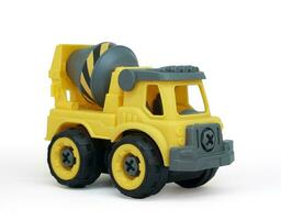 gul plast betong mixer lastbil leksak isolerat på vit bakgrund. konstruktion fordon lastbil. foto
