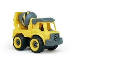 gul plast betong mixer lastbil leksak isolerat på vit bakgrund. konstruktion fordon lastbil. en kopia Plats för baner av leksak Lagra. foto