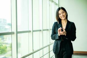 ung företag kvinna stark energi till vara framgångsrik i företag, arbete och framställning pengar, glädje, leende, förtroende och Bra syn och en Bra arbete strategi. foto