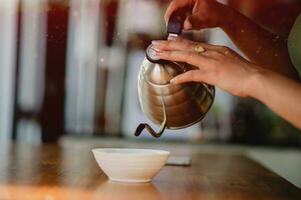 färsk kaffe, göra färsk kaffe, droppa kaffe, varm kaffe, dryck färsk arabica kaffe, göra svart kaffe, kaffe. foto