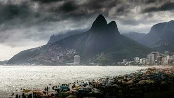 dramatisk moln över en fullt med folk ipanema och leblon stränder i rio de Janeiro, Brasilien foto