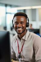 porträtt av en stilig afrikansk man, kund service operatör, ring upp Centrum arbetstagare talande genom headsetet med kund i modern kontor. foto