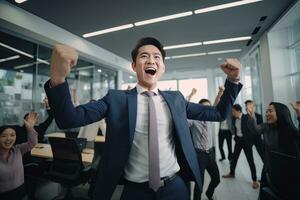 Lycklig framgångsrik asiatisk affärsman fira i modern kontor, fira Framgång och uppnå mål, manlig entreprenör fira vinnande ögonblick. foto