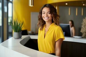 porträtt av leende receptionist kvinna hälsning klient, Lycklig företag kvinna reception i modern kontor foto
