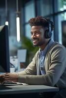 porträtt av en stilig afrikansk man, kund service operatör, ring upp Centrum arbetstagare talande genom headsetet med kund i modern kontor. foto