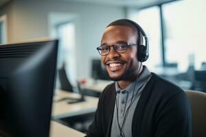 porträtt av en stilig afrikansk man, kund service operatör, ring upp Centrum arbetstagare talande genom headsetet med kund i modern kontor. foto