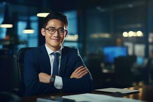 porträtt av en stilig affärsman i modern kontor, asiatisk chef ser på kamera och leende, självsäker manlig vd planera och hantera företag strategi. foto