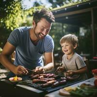 far och son grillning hamburgare i bakgård foto