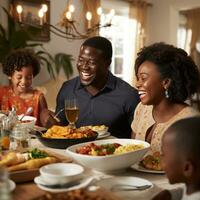Lycklig familj njuter en hemlagad måltid foto