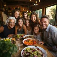 flera generationer familj njuter husmanskost middag foto