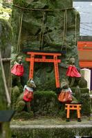 de helgedom av de tusen toriien portar. fushimi inari helgedom. den är känd för dess tusentals av cinnober toriien portar. japan foto