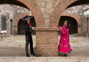 ung latinamerikan kvinna och man i oberoende dag eller cinco de mayo parad eller kulturell festival foto