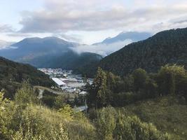 vacker utsikt i Kaukasus bergen. roza khutor, ryssland foto