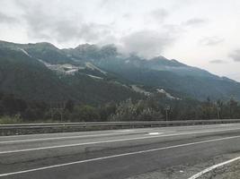 bergsväg i Kaukasusbergen. sochi, ryssland foto