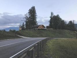 bergsväg och litet hus i Kaukasusbergen. sochi, ryssland foto